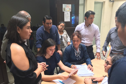 La coordinadora de la Defensoría del Pueblo en reunión junto a los estudiantes.