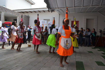 Ritmo. El baile de la botella es un ícono en el Valle del Chota, una danza que disfrutarán quienes visiten la provincia de Imbabura