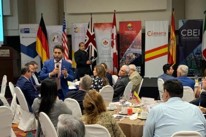 El ministro de Producción se reunió ayer con miembros de las cámaras binacionales de Guayaquil.