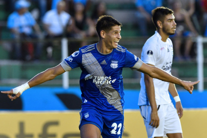 El jugador emelecista, Facundo Barcelo, celebra un tanto en contra del Blooming en el partido de ida el pasado 6 de febrero.