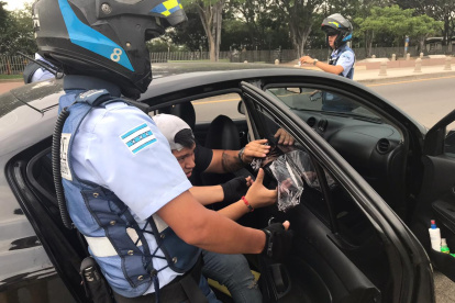 Se sancionó con una muleta de 100 dólares a 30 conductores por infracciones como mantener en las ventanas del carro películas antisolares.