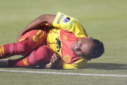 El momento de la lesión que sufrió Enson Rodríguez en el partido del martes 18 de febrero de 2020.