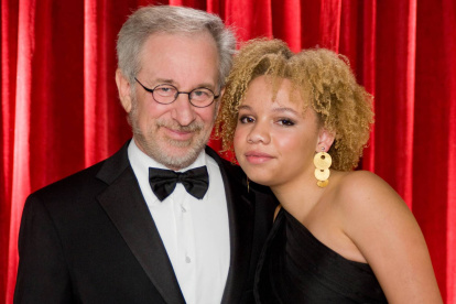 En la década de los noventa, Steven Spielberg y Kate Capshaw adoptaron a Mikaela George.