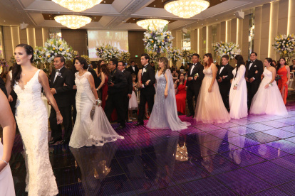 Como es tradición, los jóvenes ingresaron del brazo de sus padres.