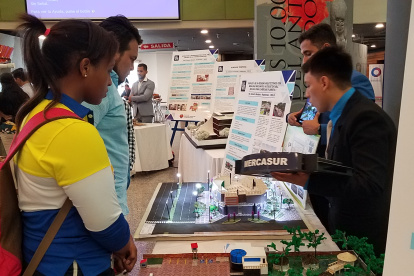 Andrés Juca expone su diseño de un mercado para la ciudadela Pradera, del sur de Guayaquil.