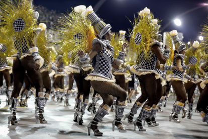 Integrantes de la escuela de samba del Grupo Especial Vai-Vai, en el sambódromo de Anhembí en Sao Paulo, en el Carnaval del año pasado.
