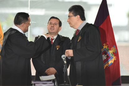 En el centro el juez Iván León, ponente del juicio por posible cohecho en el caso Sobornos