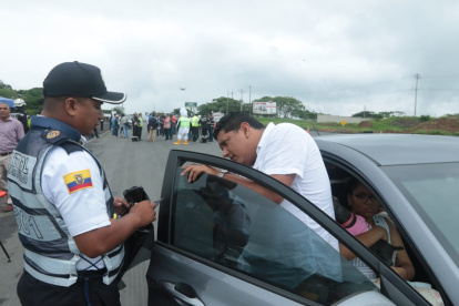 Revisión de placas, licencias, ventanas con películas antisolares, etc.