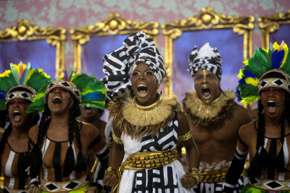 (FILES) In this file photo taken on March 05, 2019 members of Mangueira samba school perform during the second night of Rio"s Carnival parade at the Sambadrome in Rio de Janeiro, Brazil. - In a Brazil deeply polarized by President Jair Bolsonaro"s far-right politics, Mangueira -due to parade February 23 in the first of two nights of flesh-flaunting, sequin-studded spectacle- will depict Jesus returning to Earth in one of the city"s impoverished favelas, in the body of a black woman with indigenous roots, and preaching a message of tolerance. (Photo by Mauro Pimentel / AFP)