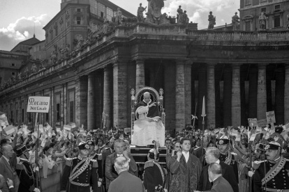 ROMA. Pío XII bendice a los jóvenes de la Acción Católica Gioventu, en la Plaza de San Pedro en el Vaticano.