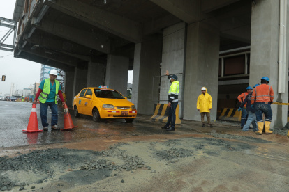 Construcciones. Trabajadores bajo la plataforma de la aerovía en la avenida Quito ayer en la mañana.