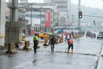 Trabajos previos a labores de cableado de la Aerovía en la avenida Quito.