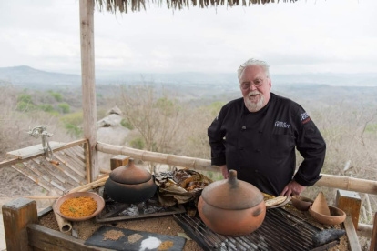 Fogón. El chef Walter Staib junto a un fogón ancestral, sobre el cual están las ollas de barro utilizadas por las antiguas culturas.