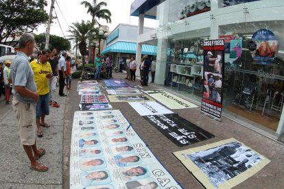 Familiares de fallecidos y víctimas realizan plantones todos los 19 de noviembre, afuera de la farmacia donde ocurrió el operativo.
