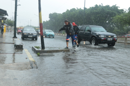 La lluvia de más de 6 horas que cayó ayer en Guayaquil provocó agua estancada en varios barrios, como se observa en la foto.