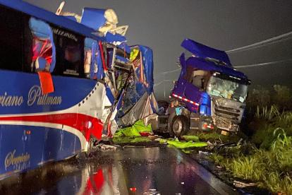 Un bus y un tráiler chocaron en la vía Guayaquil - Naranjal en la madrugada del sábado.