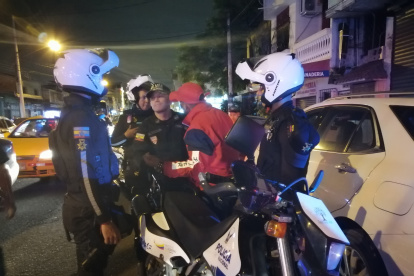 Momento en que la Policía lleva detenido a una persona que portaba una arma, sin tener el debido permiso. El operativo se hizo en el Suburbio.