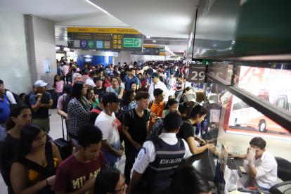 Las filas para comprar boletos para Manabí y Santa Elena recorrían la terminal.