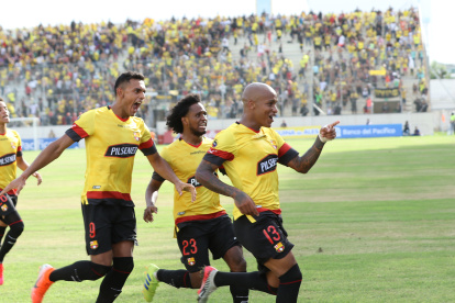 Ely Esterilla celebra el segundo gol de Barcelona, en el triunfo ante Delfín en el estadio Jocay.