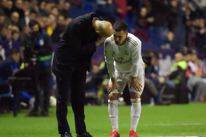 Zinedine Zidane conversa con Eden Hazard. El jugador salió lesionado y es duda para la Champions.