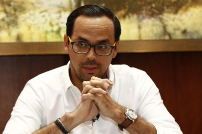 El Gobernador recibe a EXPRESO en su despacho.