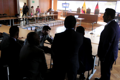 Los abogados de la defensa esperan la llegada de los jueces. La tensión se respira. La audiencia del Caso Sobornos está por empezar.