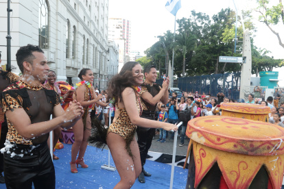 Las carrozas y bailarines desfilaron por la avenida 9 de Octubre.