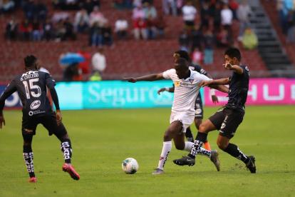 El delantero colombiano, Cristian Martínez Borja, anotó dos goles para Liga de Quito.