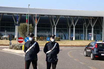 Policías en el hospital de Schiavonia, cerca de Padua, donde se realizan pruebas para el coronavirus en la población de la región del Véneto, en el norte de Italia.