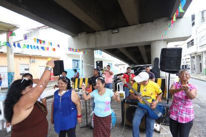 El baile en las calles José de Antepara y Manuel Galecio.
