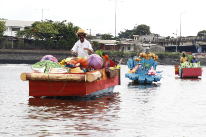 Seis carrozas acuáticas participaron en el desfile en el estero Mogollón.