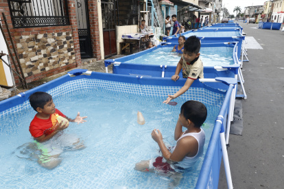 Calles. Las calles del suburbio porteño están repletas de piscinas plásticas.