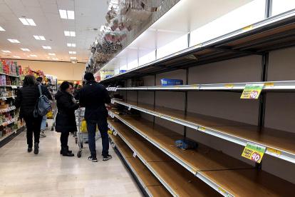 MILAN. Así se observan en estas horas la mayoría de supermercados de esta ciudad, como reacción al temor provocado por los casos de contagiados de coronavirus, en el norte del país.