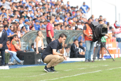Juan Rescalvo, asistenté técnico millonario, se lamenta en el cotejo frente al City.