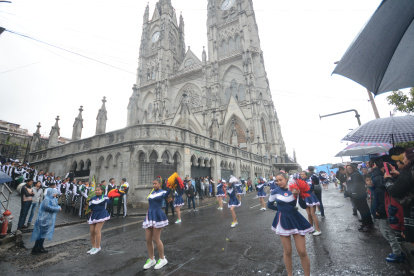 Barrios, vecinos y estudiantes participaron del desfile