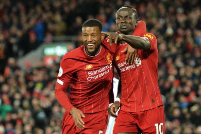 Sadio Mané (d) celebra su gol frente al West Ham en Anfield