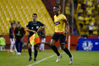 Fidel Martínez celebra el gol anotado a Cerro Porteño de Paraguay en el estadio Monumental.