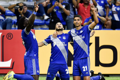 Robert Burbano (centro) es felicitado por Roberto Ordóñez (izquierda) y Jose Cevallos (derecha) después del segundo tanto ante el cuadro boliviano.