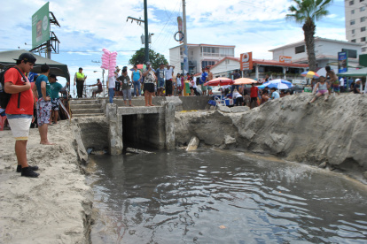Desfogue. A mediodía, con la playa llena de turistas, se abrió la alcantarilla.