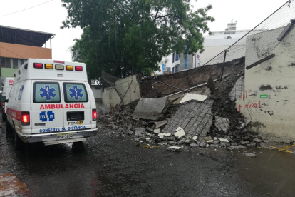 Daños. Una pared del hospital Rafael Rodríguez Zambrano de Manta colapsó producto de la filtración de agua.