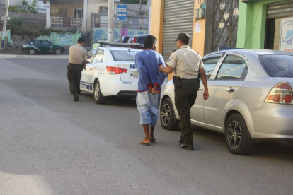 2. Vehículos. Un hombre es detenido este fin de semana, como sospechoso de haber robado accesorios de vehículos.