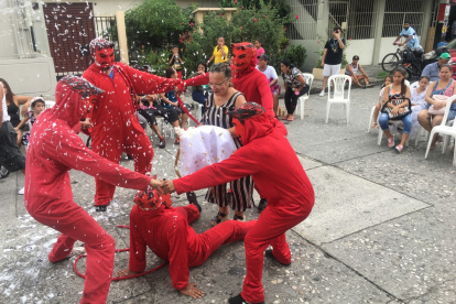 Ritual. Los ‘diablitos’ rodean a Martha Villavicencio, quien se mantiene firme con su Niño en la cuna de mimbre.