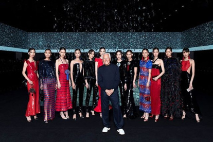 Giorgio Armani con las modelos del desfile.