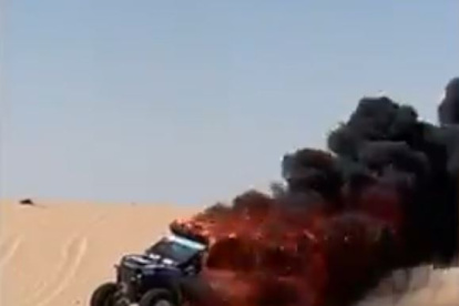 Aún no se establece el origen del incendio del auto que conducía el piloto ecuatoriano.