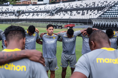 Los jugadores de Barcelona antes de su entrenamiento en suelo paraguayo.