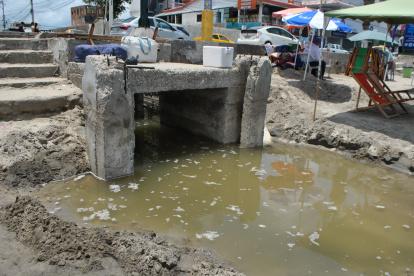 El sumidero por el que se descargó el agua lluvia desde la ciudad al mar de Salinas.
