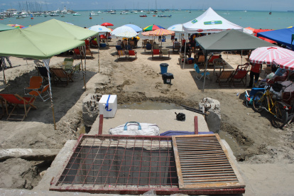 El sumidero en la playa de San Lorenzo está casi en contacto directo con los turistas.