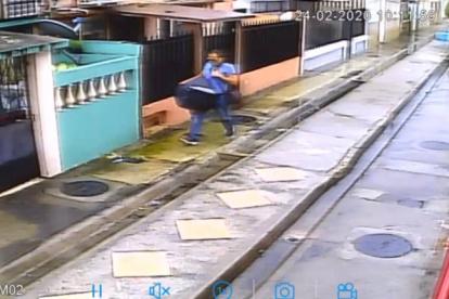 Una cámara de seguridad captó el momento en que la pareja sentimental de la fallecida abandonó la casa. 3