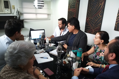 El Comité Pro Defensa de Urdesa revisa con el urbanista Luis Alfonso Saltos el plan.