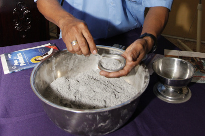 Arreglos. Así la Iglesia católica prepara el polvo que pone en la frente de los feligreses por Miércoles de Ceniza.